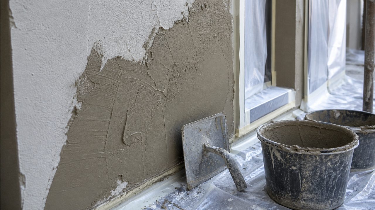 Colle à carrelage comme enduit extérieur : bonne idée ou risque ?