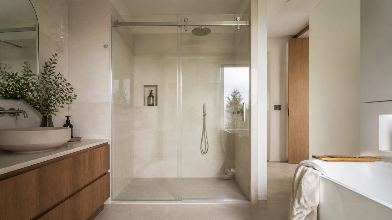 Porte coulissante de douche : dimensions, pose et budget sans se tromper